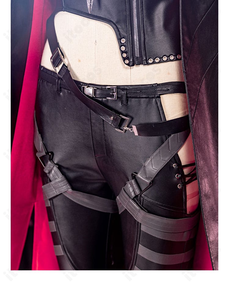 ゾーヤ 衣装の革調ベルトディテール。バックルやステッチ風の仕上げが分かるクローズアップ。