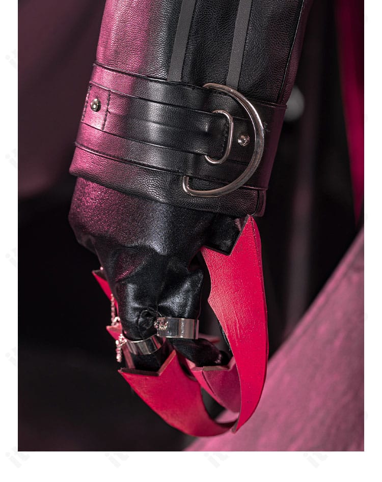 ゾーヤ 衣装の袖口装飾ディテール。カフ周りの意匠と縁取りのコントラストを強調した画像。