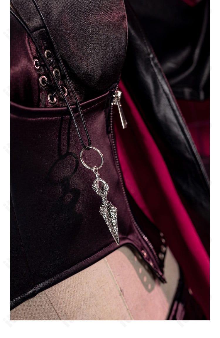 ゾーヤ 衣装の吊り飾りアクセサリー。腰飾りベルトのチャームがアクセントになっている近接写真。