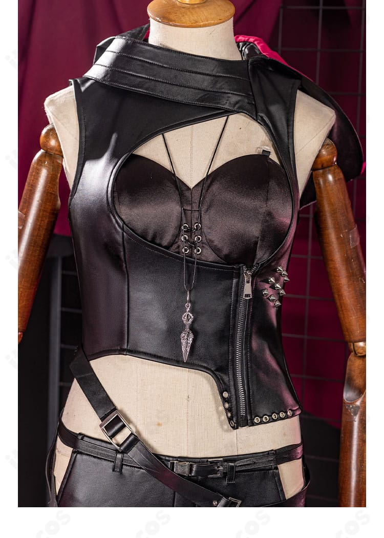 ゾーヤ 衣装のインナー（内搭）正面ディテール。ベストとチューブトップのレイヤー感を示す画像。