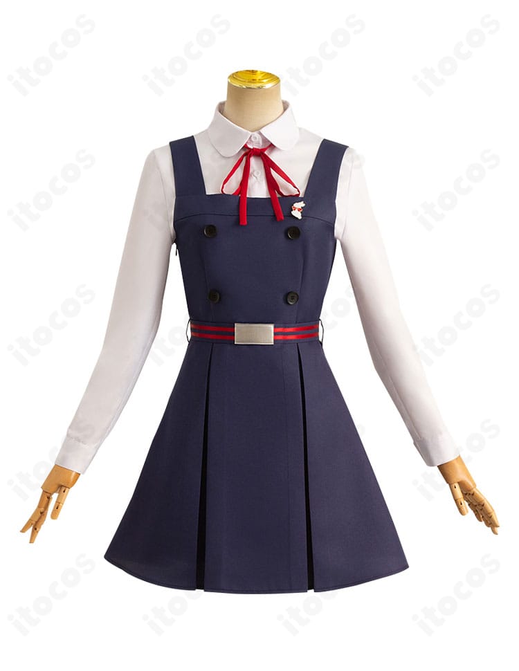 北白川たまこ 制服コスプレの正面全身。ネイビーワンピースと白シャツ、赤リボンの配色が丁寧に再現されています。