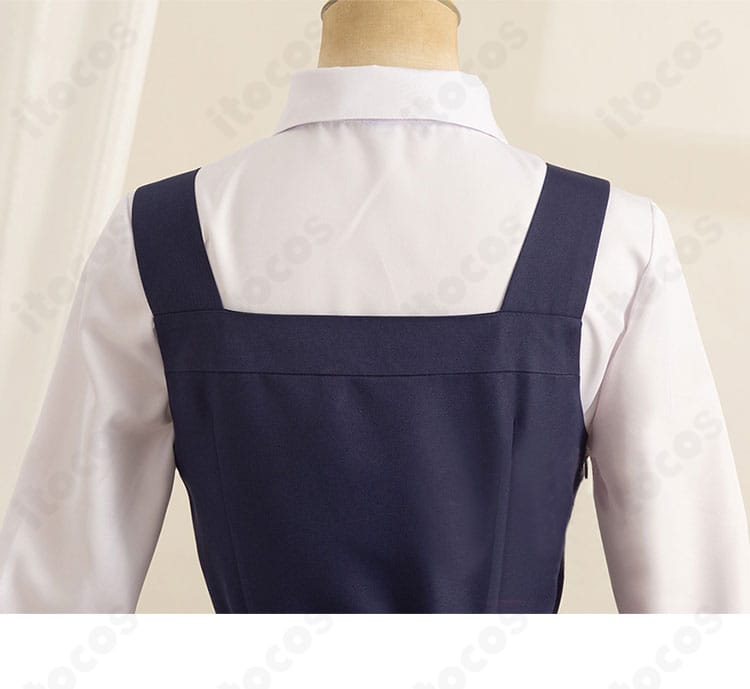 背面ディテールのクローズアップ。切替とファスナー周りの縫製が確認できます。