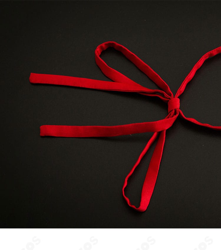 赤いリボンの色味と質感のアップ。コーデの差し色として映える要素。