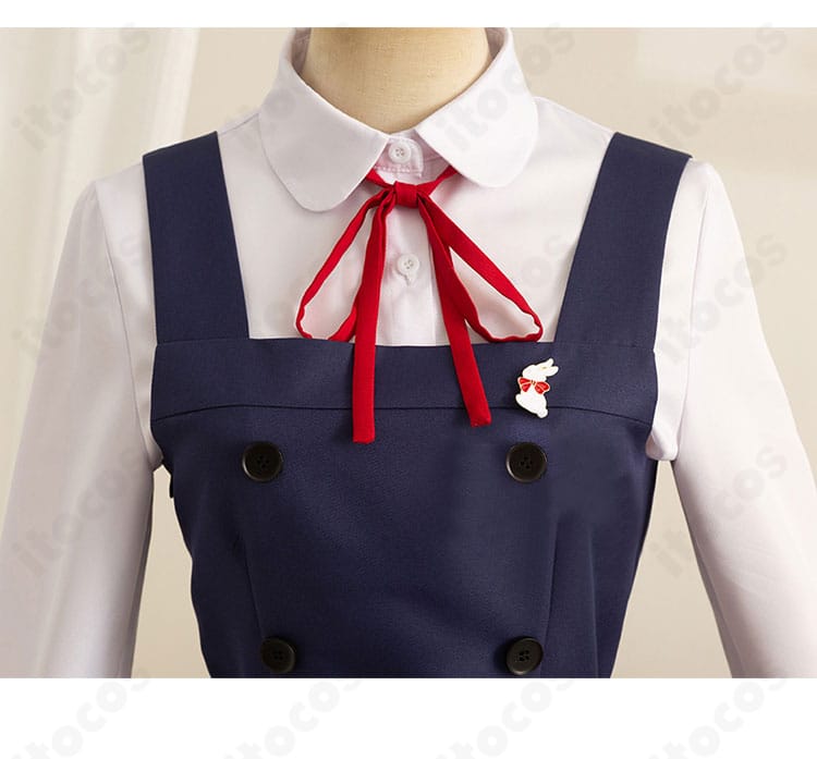 胸元のリボン装飾アップ。赤の発色と結び目の形が写真映えするポイント。