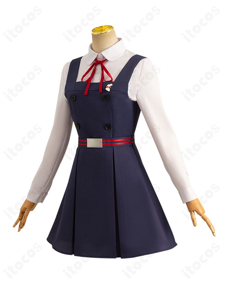 北白川たまこ 制服コスプレの側面。ウエストベルトで整うAラインシルエットがきれいに見える角度。