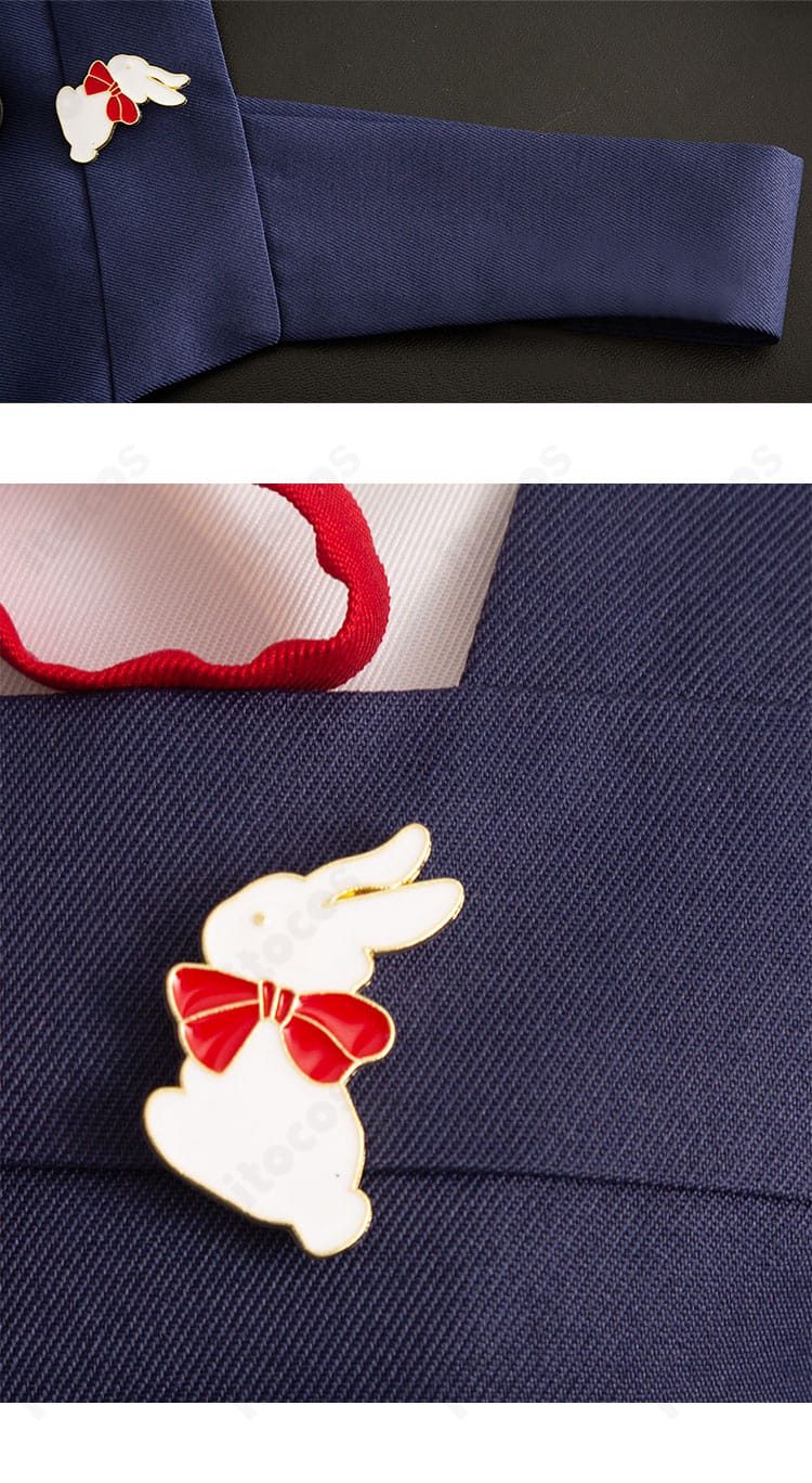 前胸の小さなウサギ風モチーフ。キャラクターらしさを添えるアクセント。