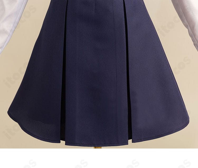 スカート裾のディテール。自然なフレアと縫製ラインで可愛らしい印象を演出。