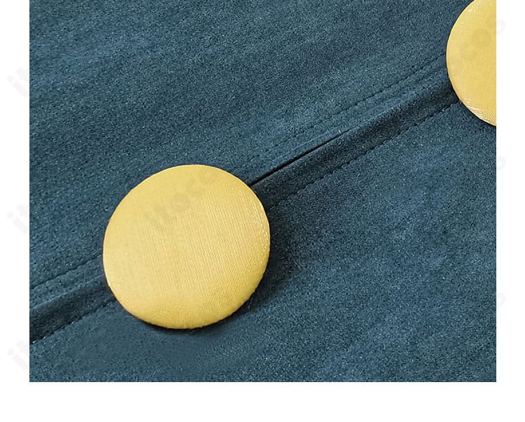 ギーマ コスプレ衣装の門襟ボタン。襟元の形状とボタンの質感をクローズアップ。