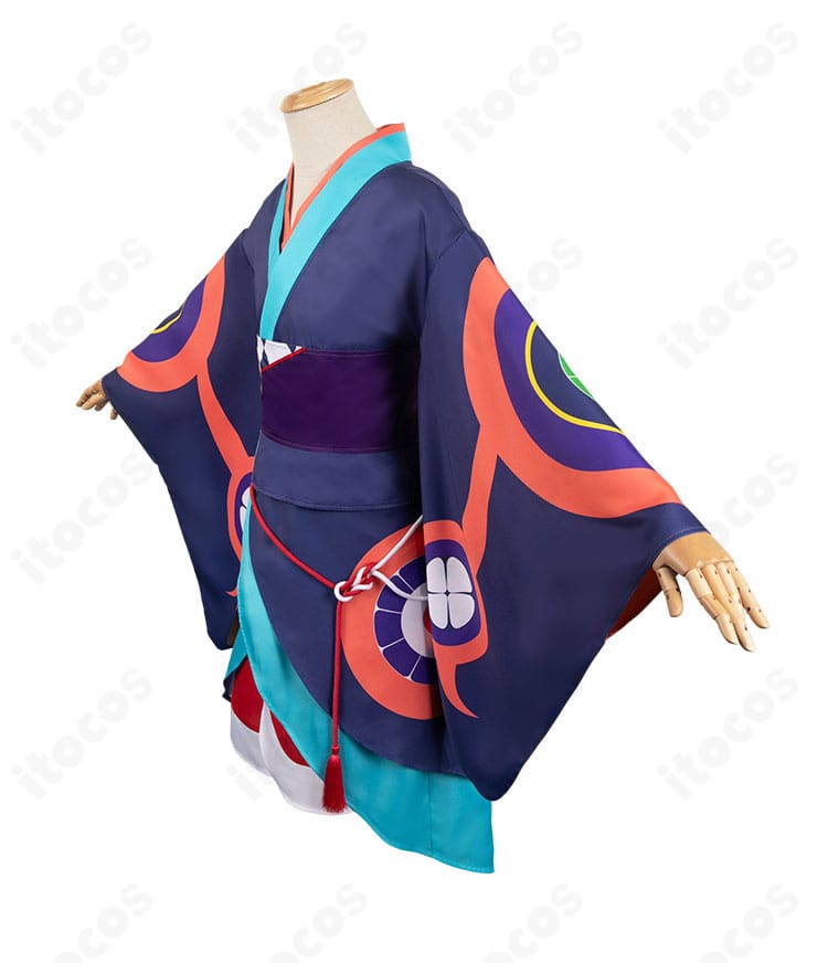 左側面。背部の構成や頭巾の見え方、裾ラインが分かるディテール写真