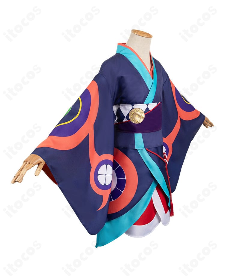 右側面。帯位置と袖の落ち感、シルエットの美しさと装飾の配置が確認できるアングル