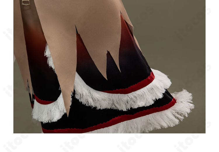 パンツのフリンジ装飾。動きに合わせて揺れるデザインと長さのバランスを表示。