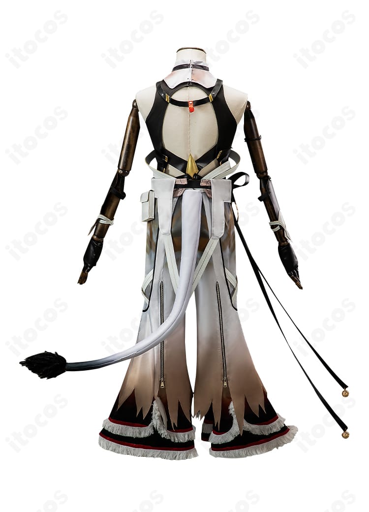 背面の凌陽衣装。背中の切替えとテールパーツの取り付け位置が確認できる。