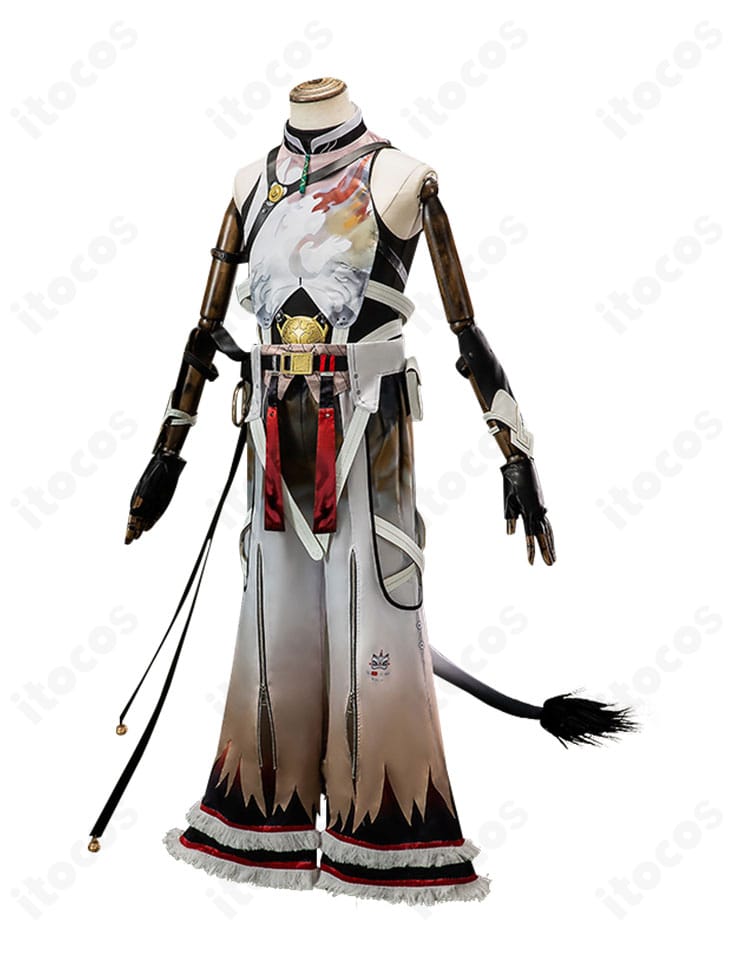 左側面の凌陽衣装。トップスのカッティングと腕飾りのバランスが見える角度。