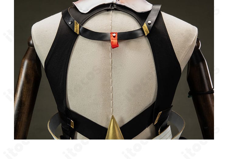 背面ディテールのクローズアップ。切替え、縫製、留め具の構成を明瞭に表示。