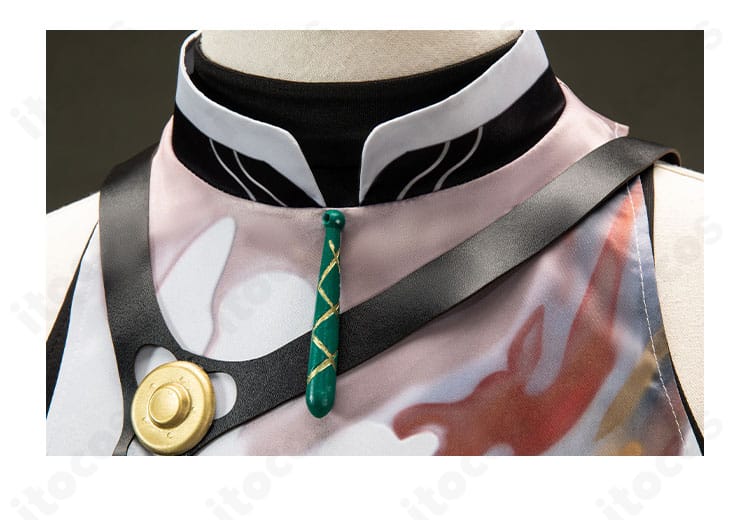 襟元の刺繍ディテール。模様の密度と縁取りの仕立てが伝わるアップ。