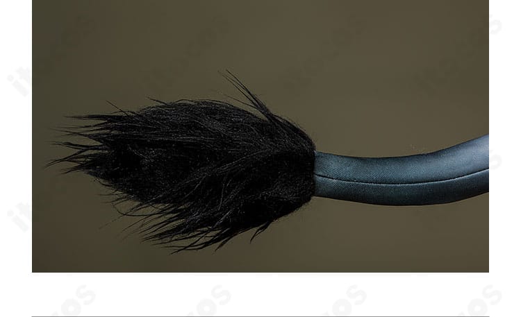 衣装尾部パーツのアップ。テールの形状と取り付け基部の質感を示す。