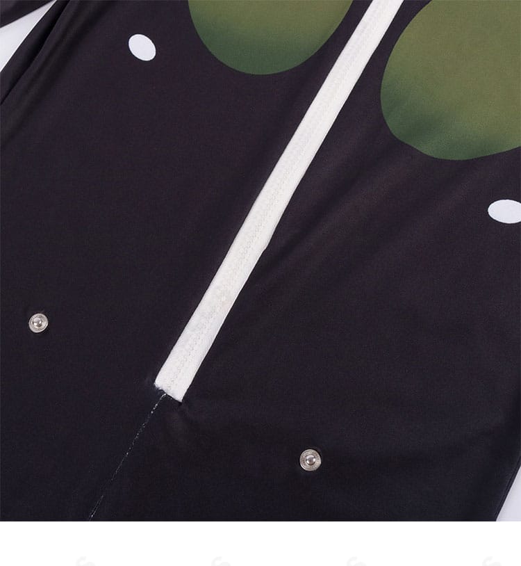 門襟の装飾アップ。刺繍とパーツ配置の精密な仕上げ。