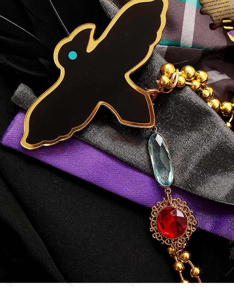 襟元の装飾ディテール。チョーカーと襟の重なり、パイピングの仕上がりが見える接写画像