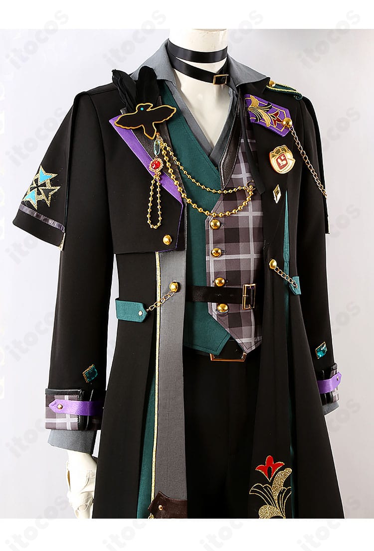 バッジ・チェーン・ベルトの装飾接写。金属調パーツの質感と取り付け位置、配列のこだわりを示す画像