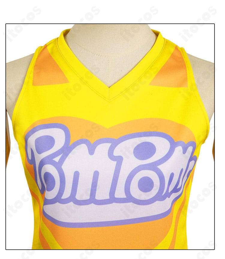 トップス装飾のクローズアップ。刺繍モチーフとライン装飾が立体感を生むディテール。