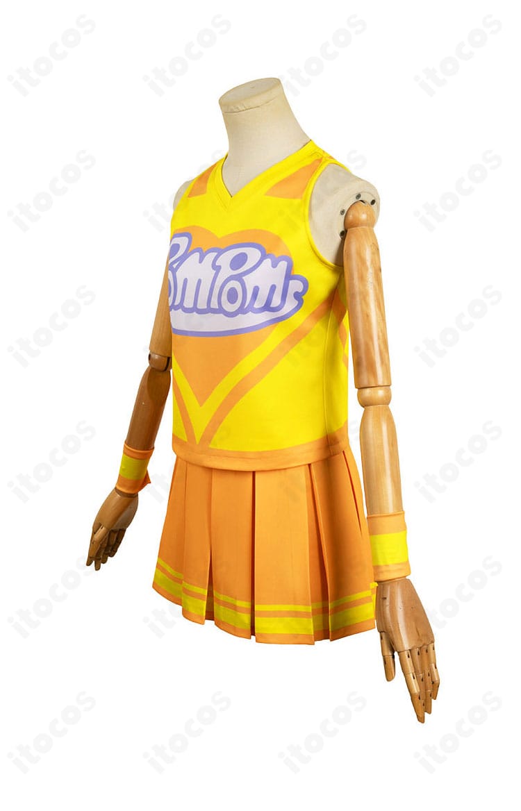 美空かなた チアコスプレ衣装の左側面。スカートのフレアとサイドラインのバランスがわかるディテール。