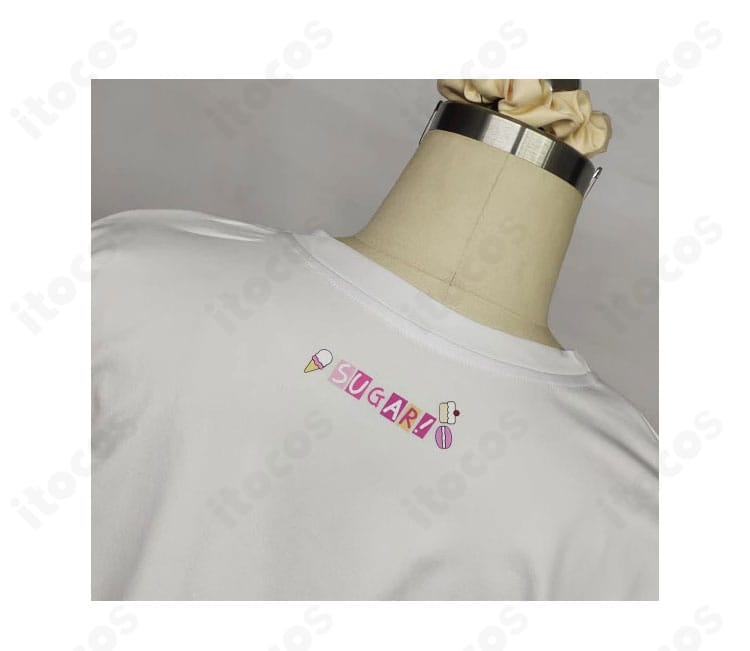 インナー短袖トップスの襟元アップ。きれいな縫製とラインテープの整った仕上げが確認できます。