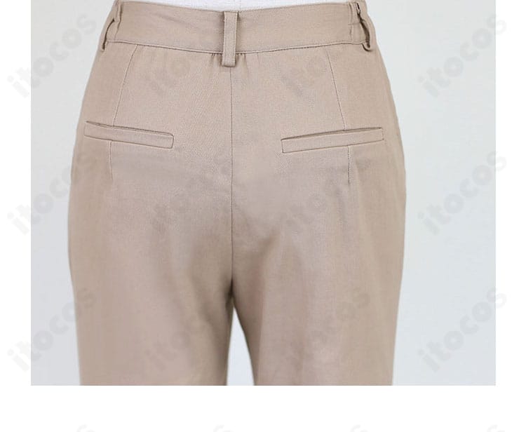 ズボン背面。シルエットとヒップラインが整ったN（エヌ）コス用パンツの後ろ側。