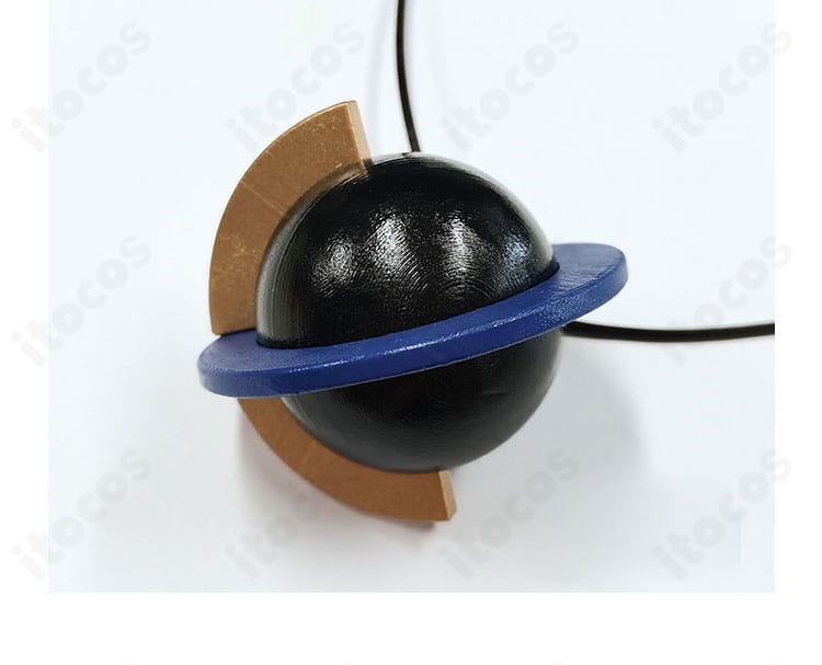 ネックレス全景。チェーンの長さとトップの形状が分かるN（エヌ）衣装アクセサリー。