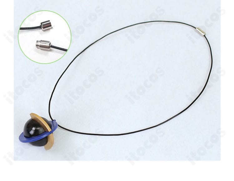 ネックレスのアップ。N（エヌ）らしさを強調するトップアクセの質感が分かる。