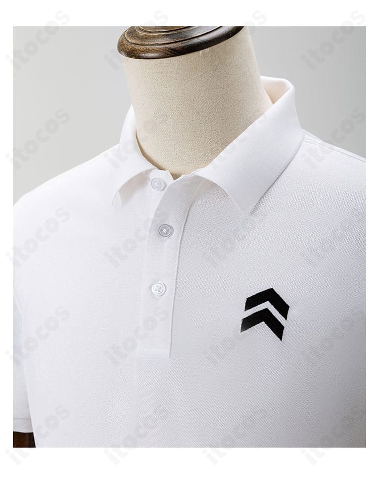 雨宮蓮 コスプレ衣装の胸前ロゴと刺繍装飾のクローズアップ。立体感のある刺繍で質感と再現度を強調。