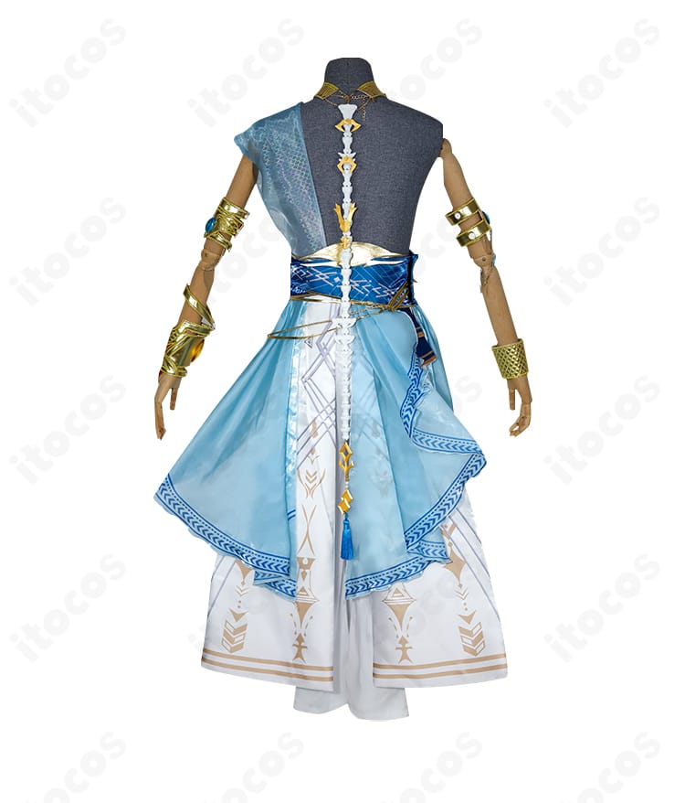 背面全身：ホムラ衣装の背飾りと後ろ姿のライン