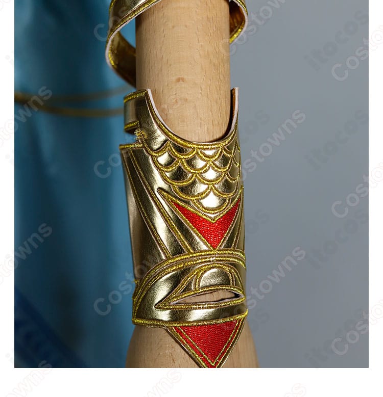 左手首飾りのクローズアップ。意匠と配置のディテール