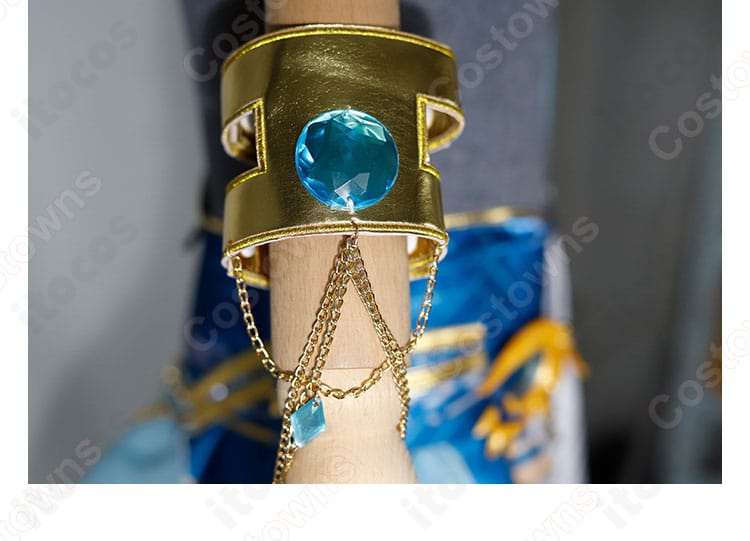 右腕のアームアクセサリー細部。装飾の形状と質感