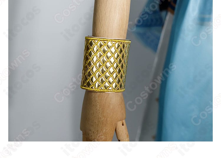 右手首飾りのクローズアップ。装飾の重なりと質感表現