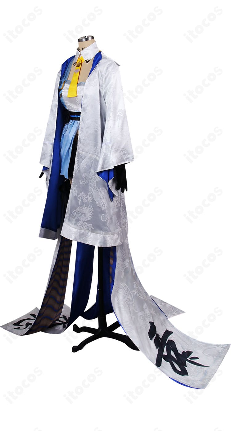 リィンのコスプレ衣装側面。コートのラインとショートパンツのバランスがわかるスタイリッシュなシルエット。