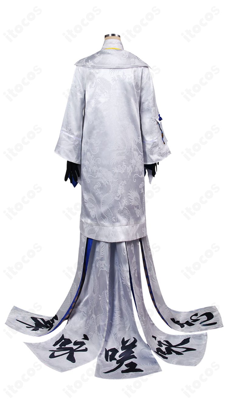 リィン衣装の背面ディテール。コートの落ち感と腰飾りの配置がわかる、再現度の高いデザイン。