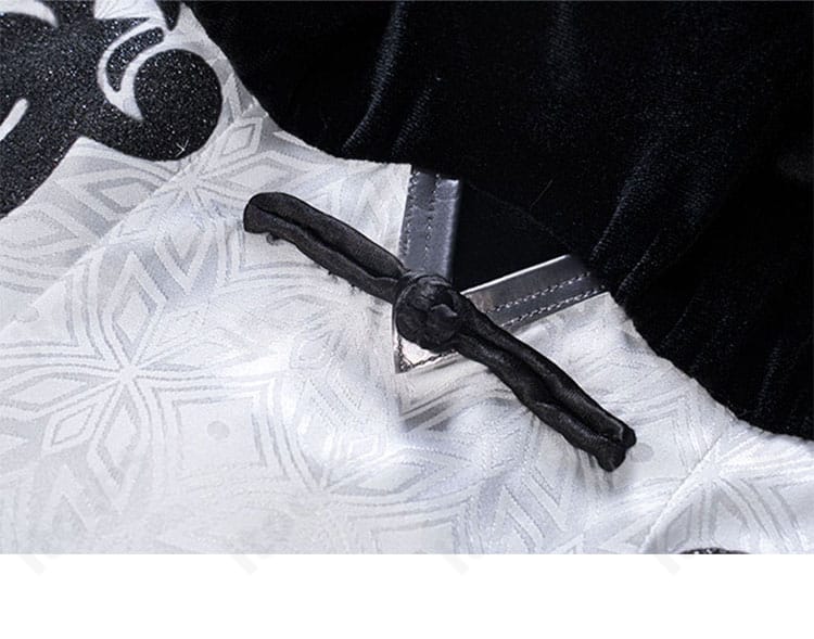 襟元ボタン装飾のクローズアップ。金具と縫製の仕上がり