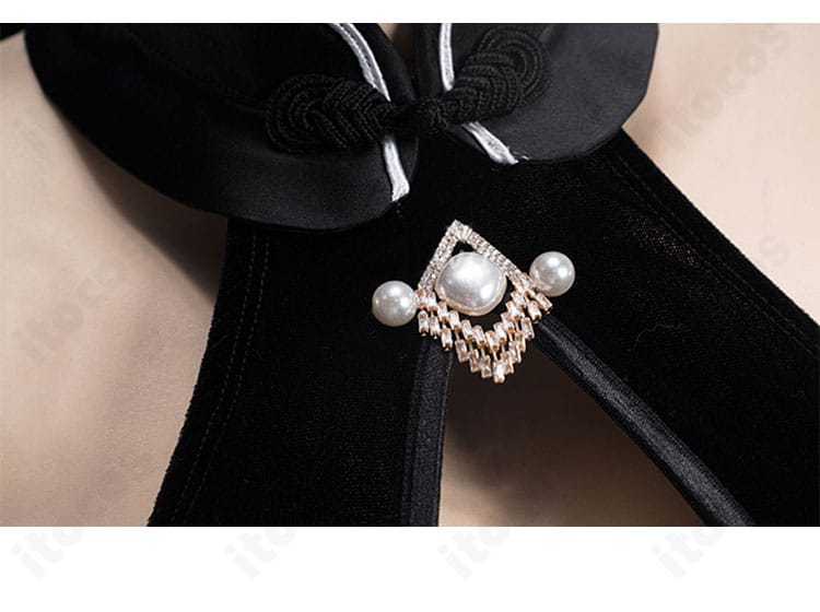 襟元の装飾ディテール。襟周りの意匠と質感が分かる近接写真