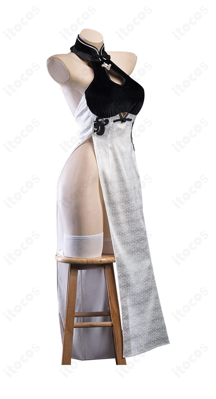 ペーター・シュトラッサー コスプレ衣装のサイドビュー。ウエストラインと袖のシルエット