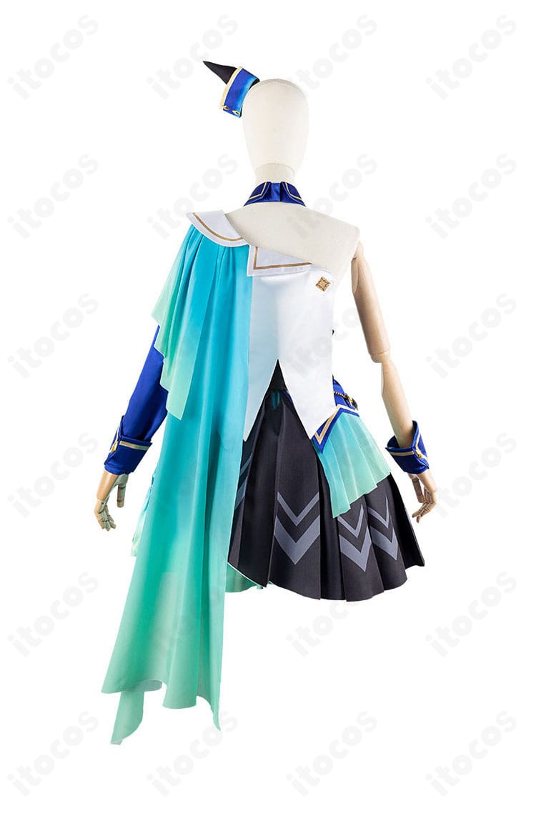 ウマ娘 ヴィルシーナ コスプレ衣装の背面全体。マントの広がりと背面装飾の配置