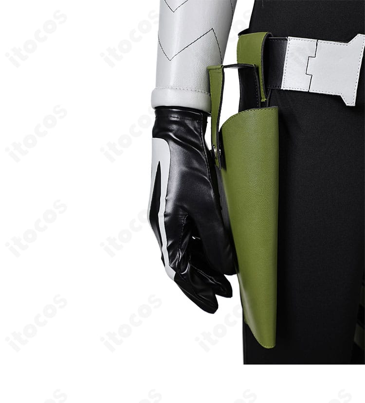 亜白ミナ コスプレの腰右側ディテール。ポーチとホルスターの固定方法と質感を強調。