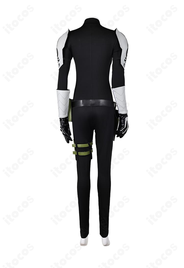 亜白ミナ 戦闘服コスの背面。肩鎧と背中パネルのラインが見えるディテールショット。