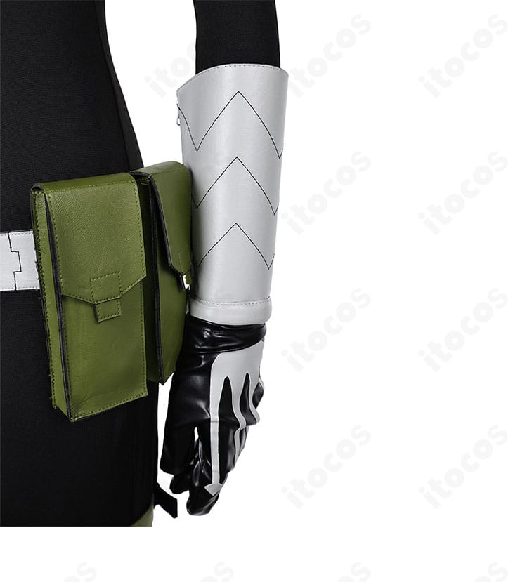 亜白ミナ コスプレの腰左側ディテール。ウエストポーチの容量感とホルスターの作りを確認できるカット。