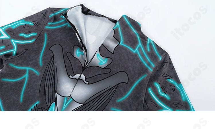 衣装に使用された鎖状装飾のクローズアップ。質感と取り付け部のディテール。