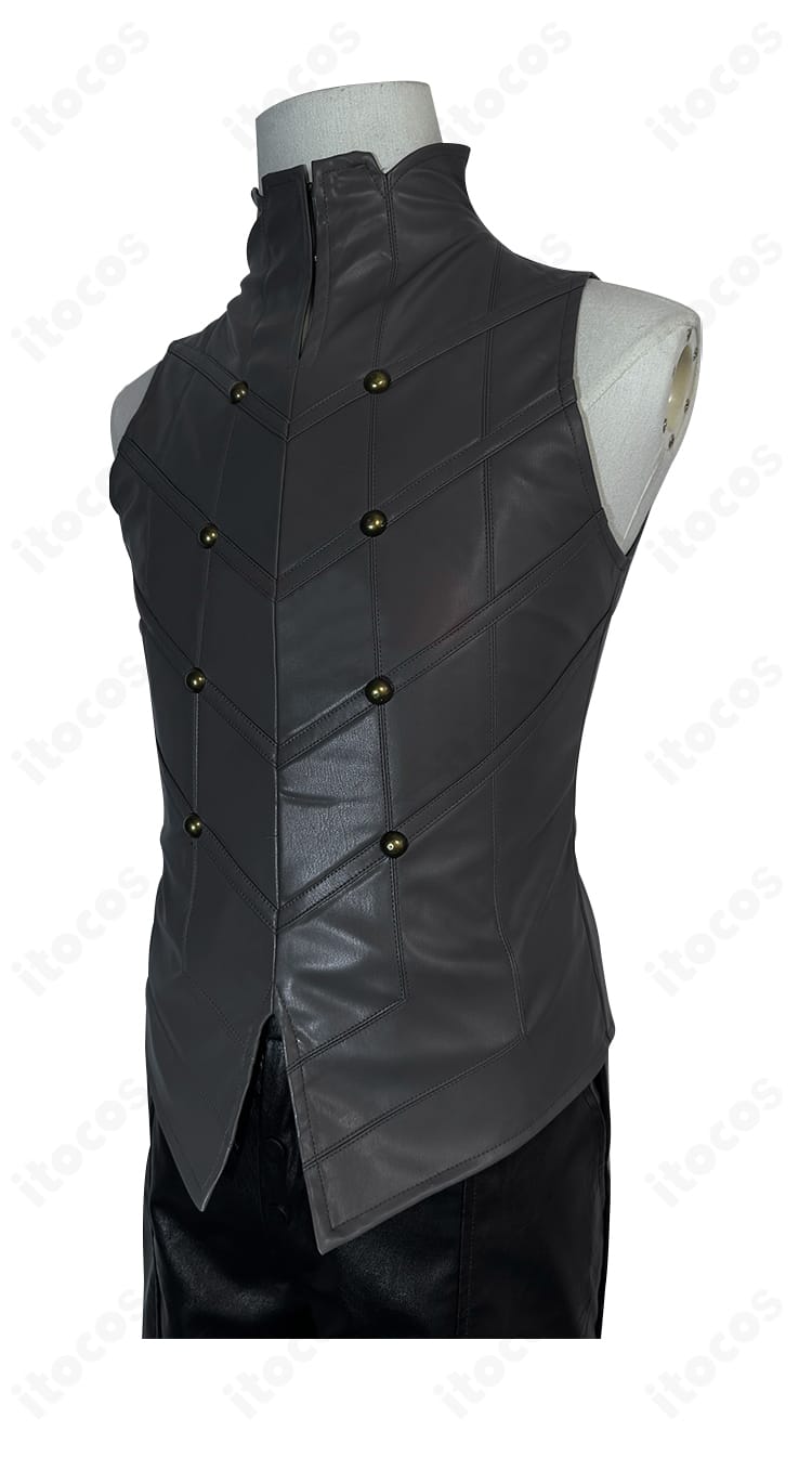 怪盗服のインナーベスト部分ディテール。前立てとステッチの仕上がりをクローズアップ。