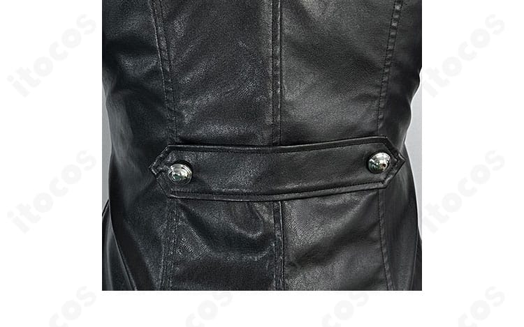 背面装飾のディテール。コートの切り替え線とセンターベント周辺を強調。