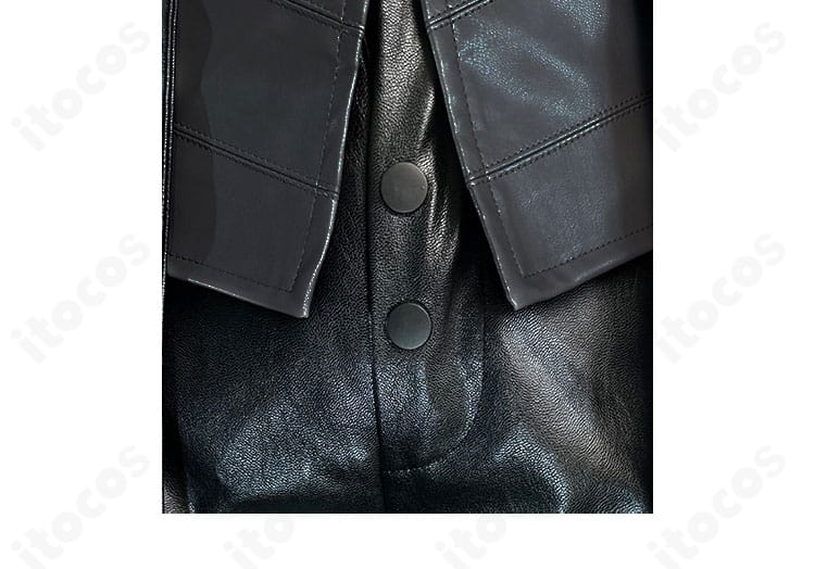 裾とパンツのボタン装飾ディテール。直線的でシャープな意匠を拡大表示。