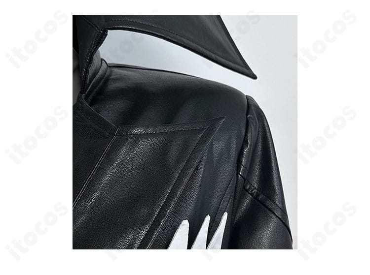 肩から袖にかけての装飾ディテール。縁取りとパネル分割の表現を拡大。