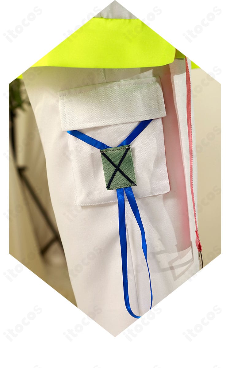 パンツ裾と足元のデザイン、ライン配色を確認できるディテール画像