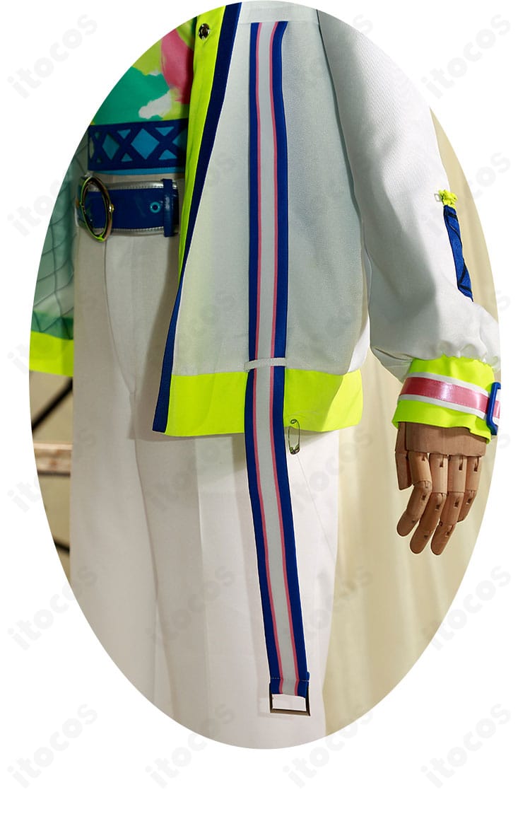 裾と袖のトリム装飾、カラーパイピングの質感を示す近接写真